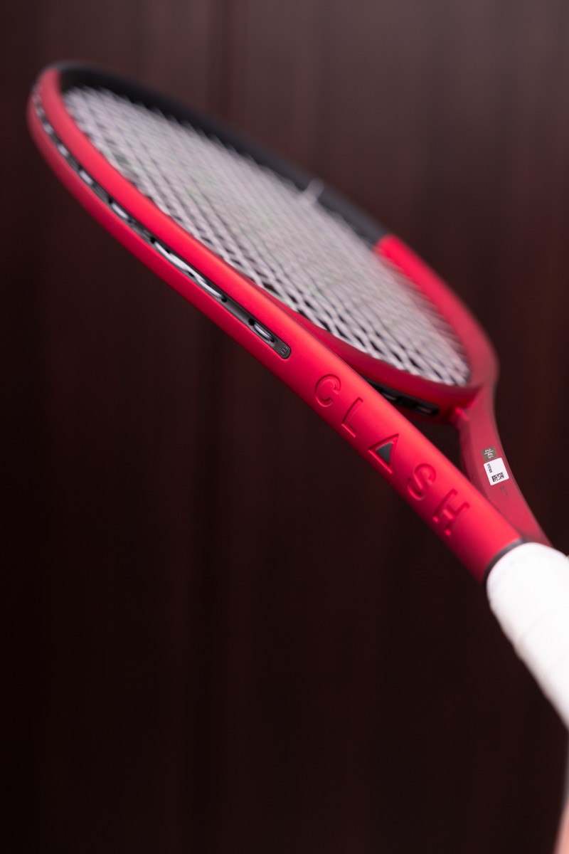 Wilson Clash网球拍，红色框架配白色握把