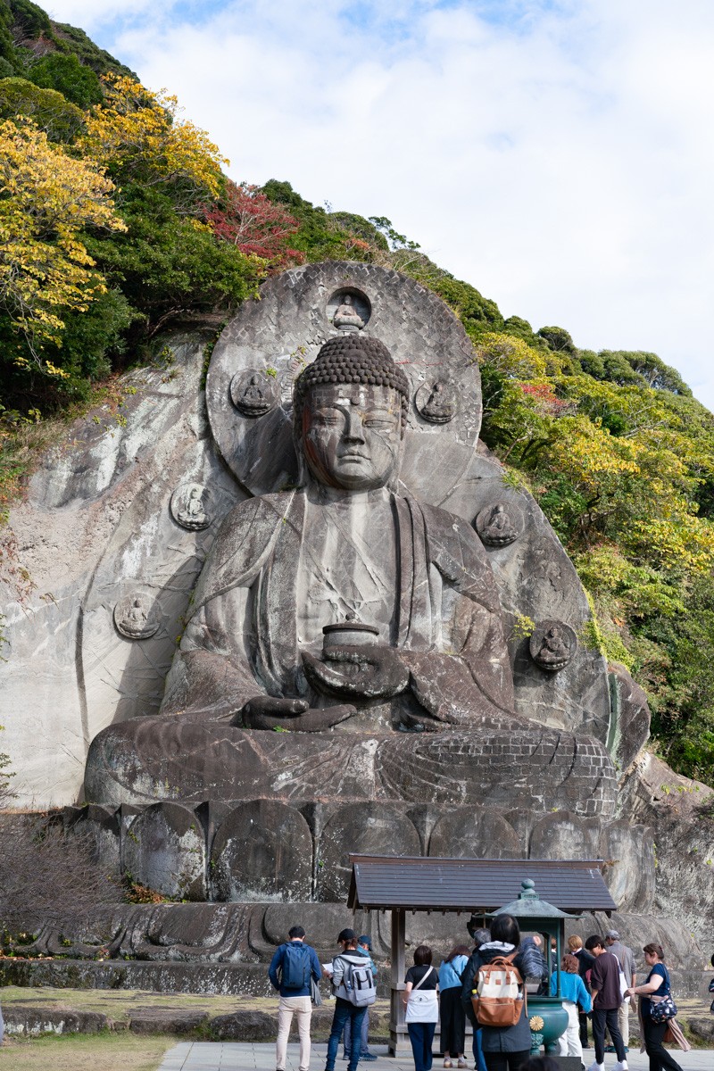 日本寺大佛，岩壁上雕刻的巨大坐佛像