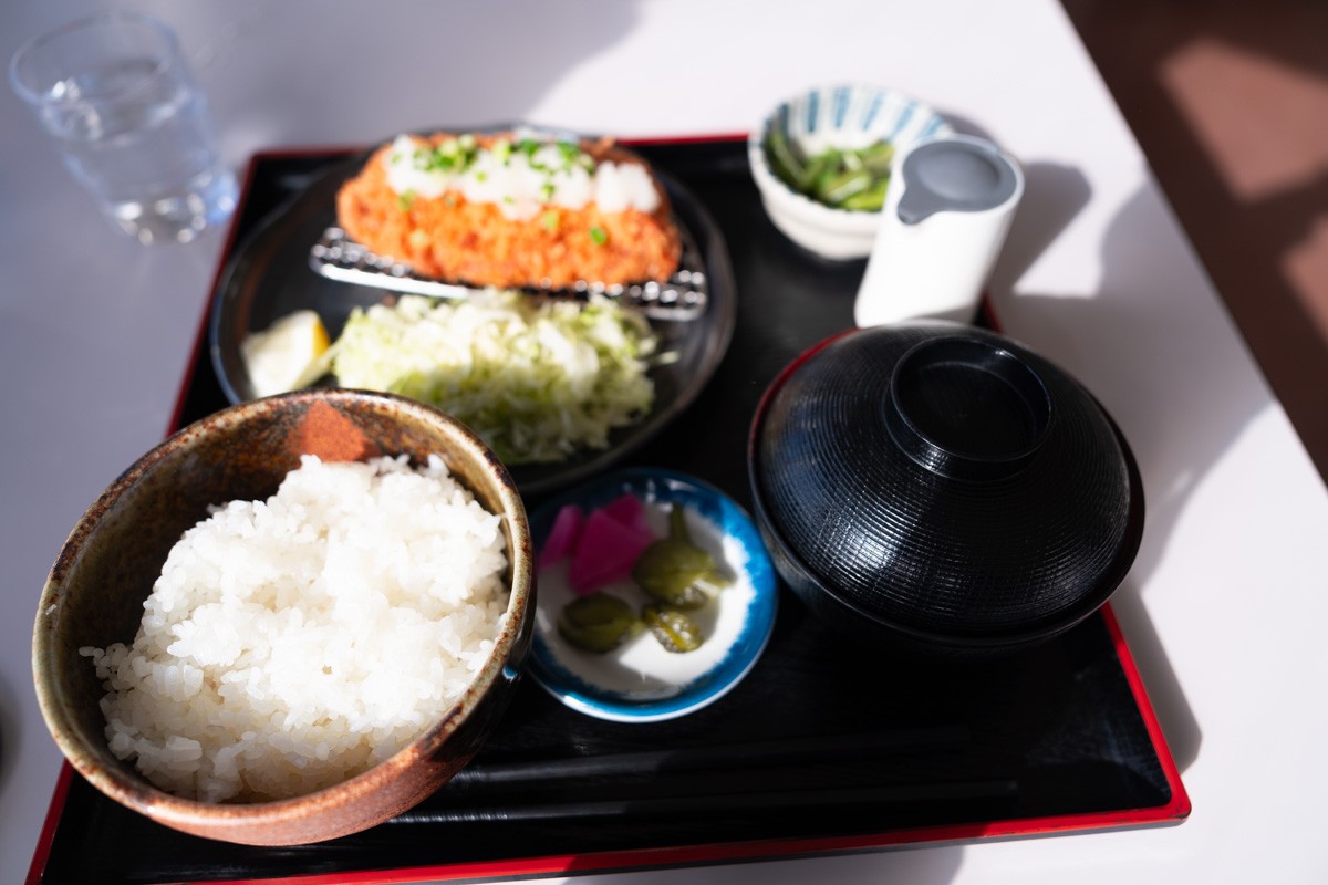 炸猪排定食，配有米饭、味噌汤和腌菜