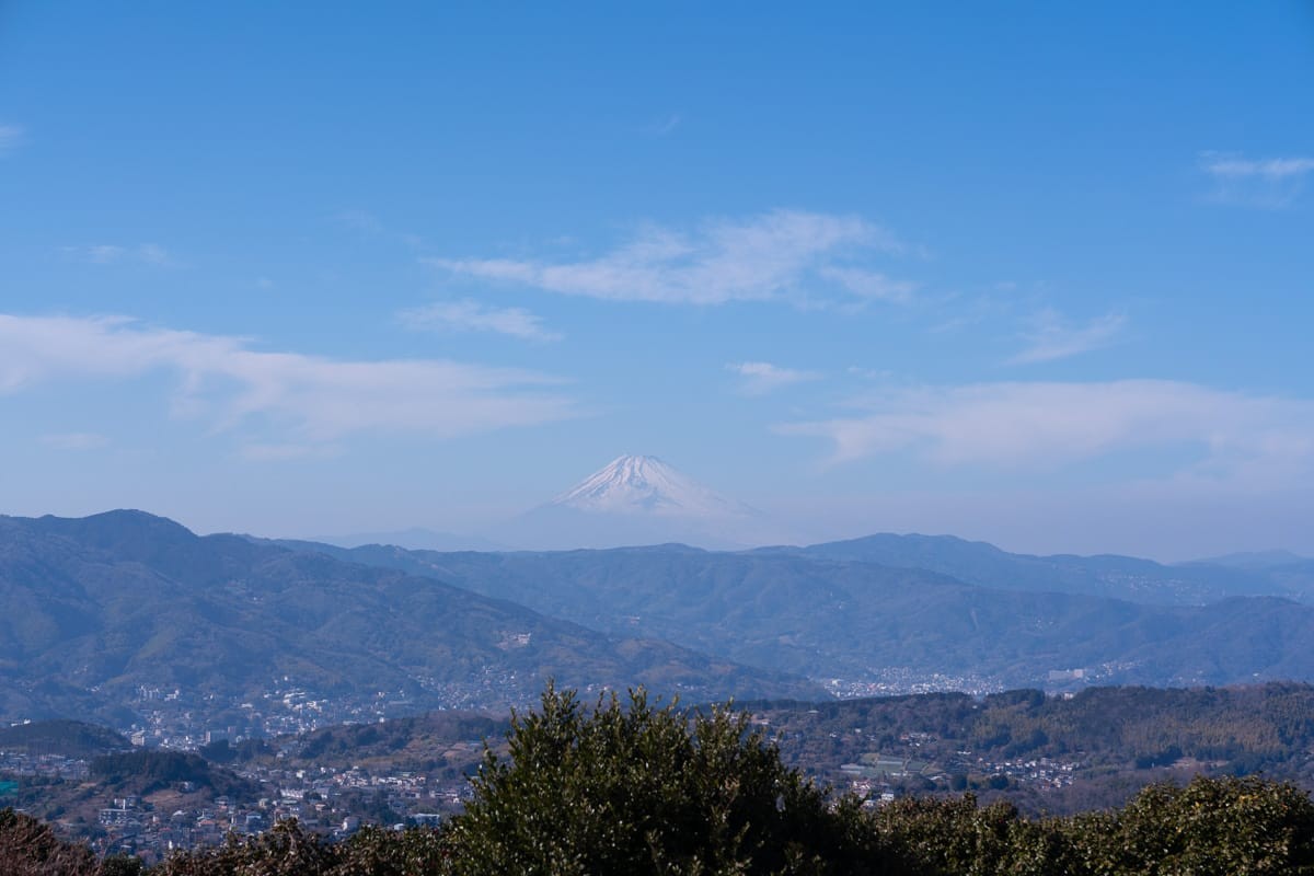 从小室山眺望，层层山峦之后是积雪的富士山