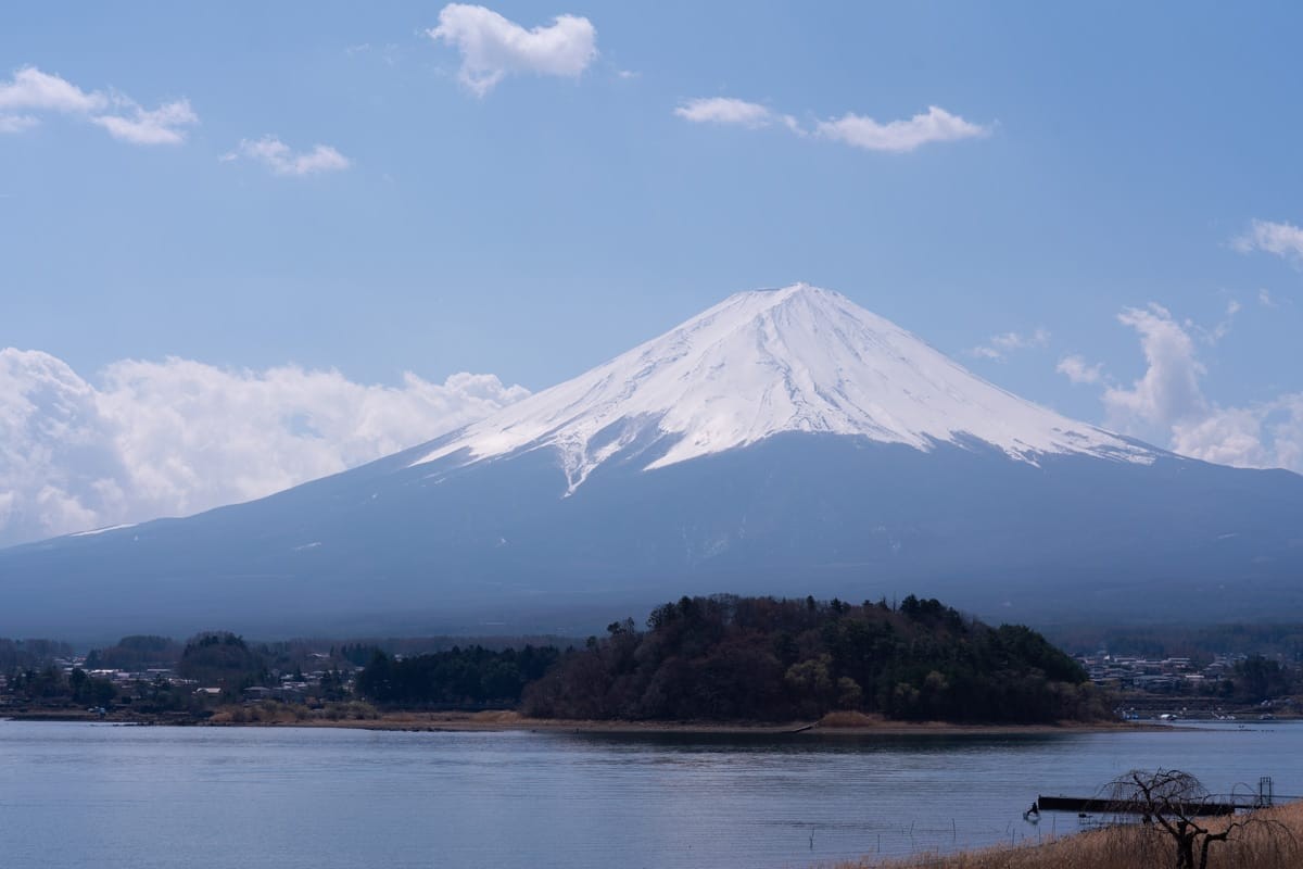 湖面倒映着富士山与白云