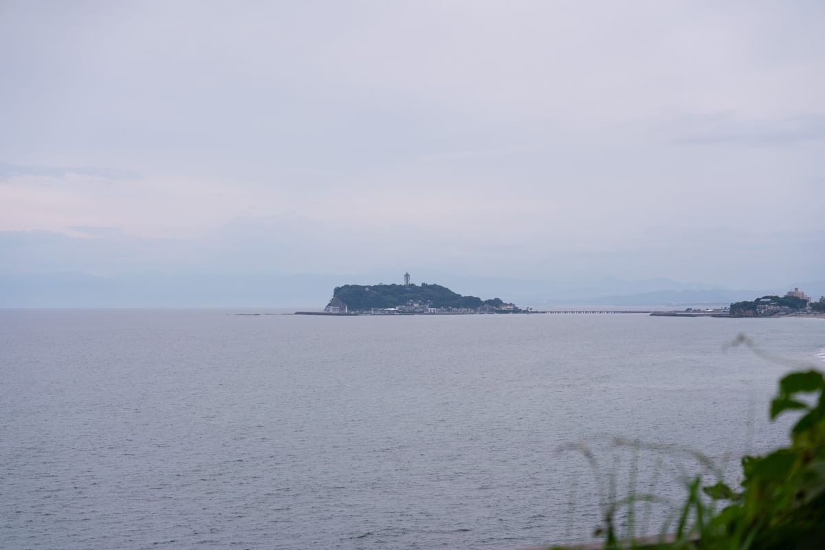 从高处远眺江之岛与连接岛屿的桥