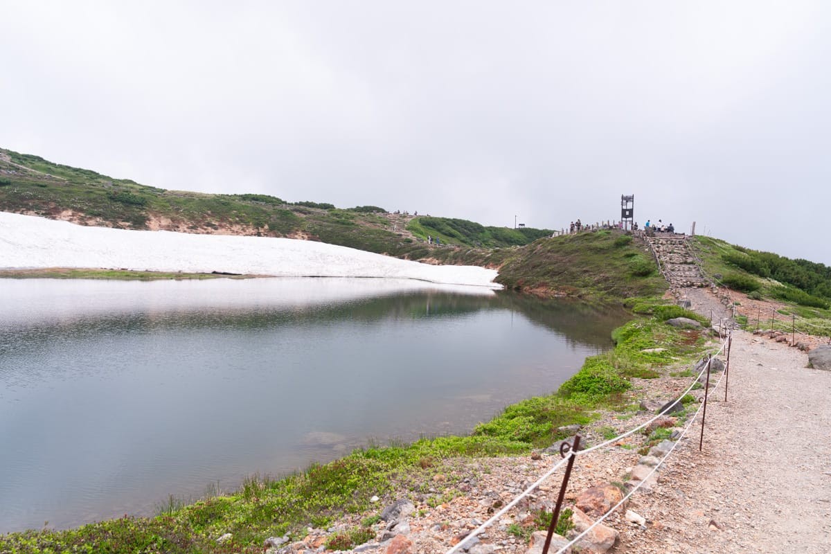 姿见之池，湖边的登山步道与残雪