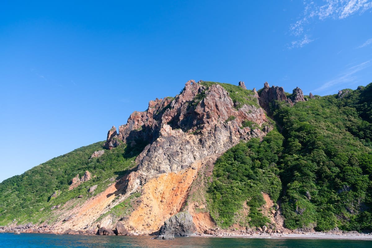 积丹海岸的岬角，裸露的岩壁与蓝天